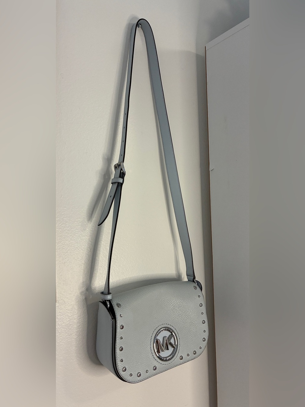MICHAEL KORS Samira
Light Grey/Blue Flap
